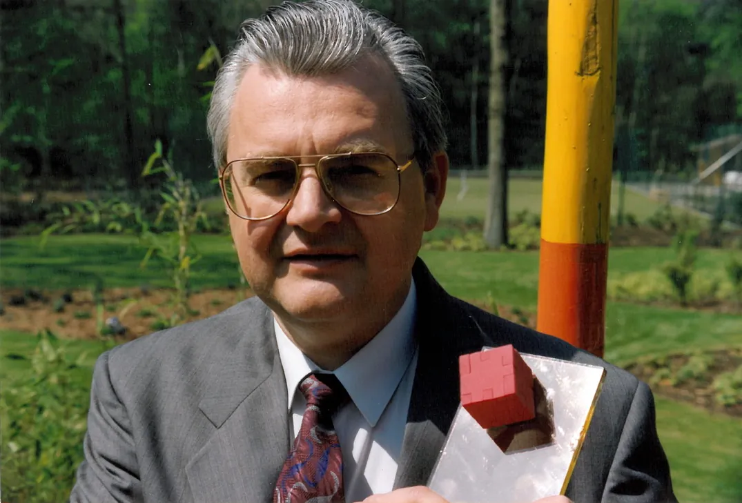 Dirk Laureyssens presenting a Happy Cube puzzle